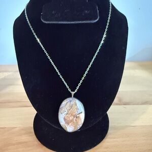 Thunderegg Agate pendant on a 925 chain